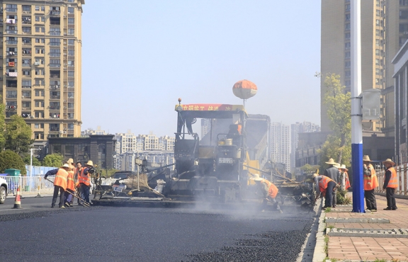 2020年3月20日上午，宜春市高士北路路面改造工程快速推進(jìn)，施工現(xiàn)場(chǎng)一片繁忙景象